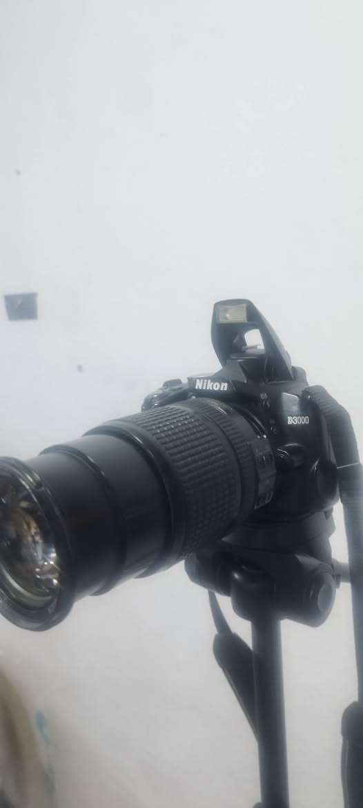 للبيع كاميرا مع معدات تصوير وبسعر مناسب

🟩نوع الكاميرا: Nikon D3000، المعروفة والغنية عن التعريف كاميرا DSLR معروفة بأدائها الموثوق وجودة ألوانها الرائعة، وسهلة الاستخدام 
⬅️العدسة: عدسة زووم شاملة (AF-S DX NIKKOR 18-140mm f/3.5-5.6G ED VR)، عدسة متعددة الاستخدامات تغنيك عن تغيير العدسات، مزودة بنظام مانع للاهتزاز (VR) لصور ثابتة وواضحة.

🟩حقيبة كاميرا مبطنة لحماية المعدات وتسهيل التنقل بها

🟩طقم إضاءة (سوفت بوكس): لإضاءة احترافية وناعمة، مثالية للتصوير ، تصوير المنتجات، أو جلسات التصوير الشخصية.

🟩حامل ثلاثي (ترابود): حامل قوي من ماركة Yunteng الاصلية يضمن لك ثباتاً تاماً أثناء التصوير وبزاوية تصوير 360 قابل للطي لسهولة الحمل مع الحقيبة الاصلية 

🟩بالإضافة الى البطارية والشاحن الاصلي 

 السعر 300 الف فقط 
ادناه صور الكاميرا والمعدات 
او مراجعة مكتبة الأجيال 

للاستفسار الاتصال على الرقم التالي 
*********** واتساب او اتصال مباشر
