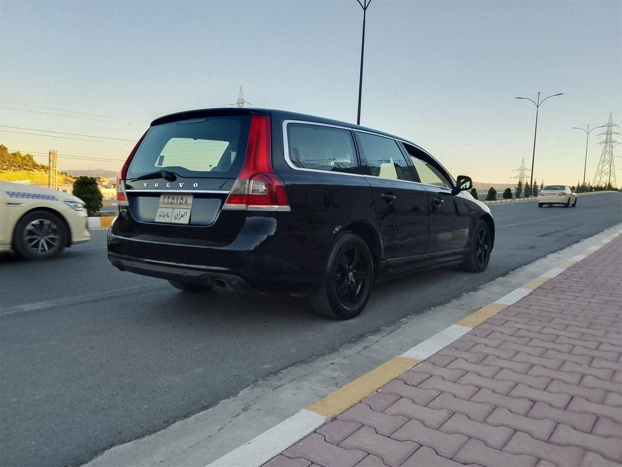 فالفو v70 2015 كلش جديده ونظيفة 
 سیاه قطعتين صبغ
مواصفات:
1- بصمة
2- داخل جلد
3- محرك (20 4) تيربو كير Sport + عادي مكفولات
4- تبريد شغال + تدفئة مركزية
5- نظام ايكو و ايكو +
6- لدات داخلية
7- انارة ترحيب
8- لد خلفي + لدات نهارية امامي
9- حساسات خلفية
10- شاشة تحكم السيارة (رادار)

🛑السعر سوي تعليق يصل مباشرة 🤖 

11- AUX + USB + بلايدي بلوتوث Boss نظام صوت
12- كروز سرعة
13- رادار امامي توقيف السيارة اوتو
14- تلفون
15- جام 4 اوتو
16- ستينر كهرباء
18- شاشة عطلات لكل انظمة السيارة
19- ويل كب 17
20- رادار مطر للمساحات تتسارع مع المطر
21- تبريد قطعتين
22- مانع انزلاق
23- دبل اكروز
24- جهاز انذار ضد السرقة

رقم صاحب سيارة
*********** السليمانية, العراق
