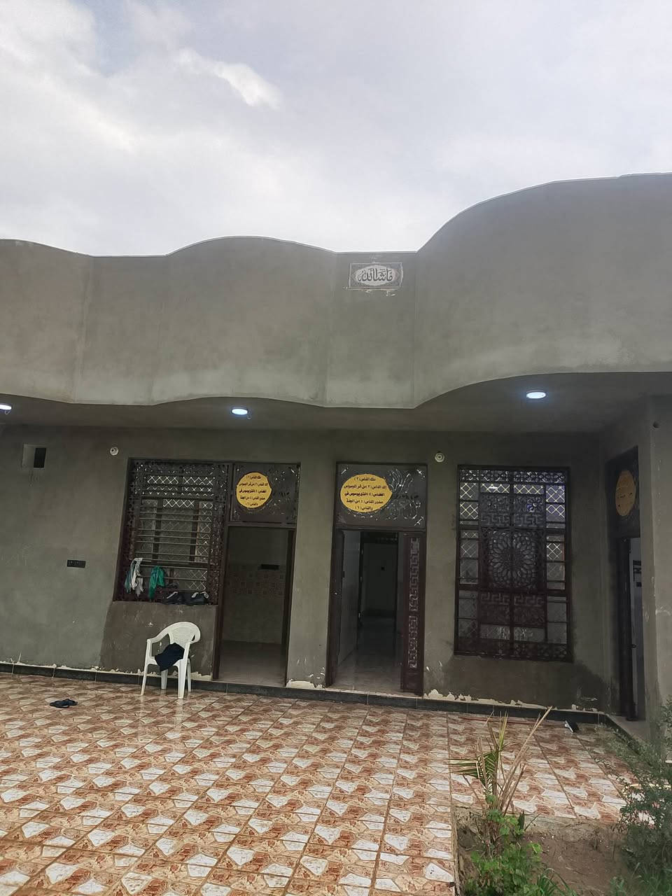 البيت للبيع طابو زراعي 300 متر سند 25 الديوانية طريق السنية حي الامين الثاني مقابل المدارس خدمات كامله بناء جديد صب كونكريت 3 غرف نوم استقبال مطبخ صاله صحيات داخل وخارج كراج حديقه سعر على الاتصال *********** / ***********
