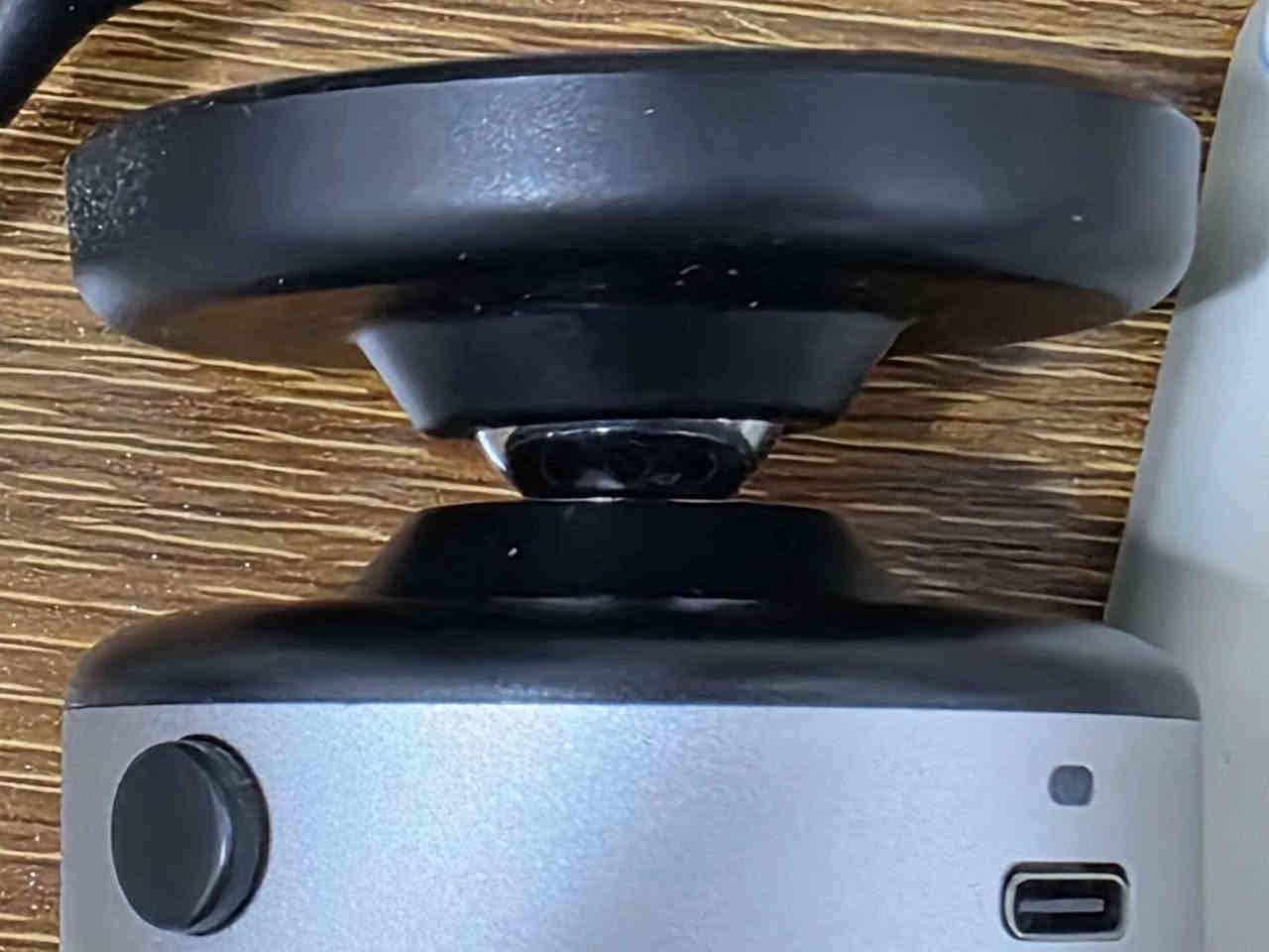 حامل موبايل كهربائي، للبيع .
التقنية: حامل بتقنية تفريغ الهواء لاصق يتم تثبيته على كافة الاسطح في السيارة او على المكاتب الادارية قابل للشحن منفذ Type-c .
الملحقات: كيبل شحن+ كارتونة .

السعر: 20 الف  .
مكاني: النجف الاشرف .
الاتصال: *********** (واتساب) . النجف, العراق
