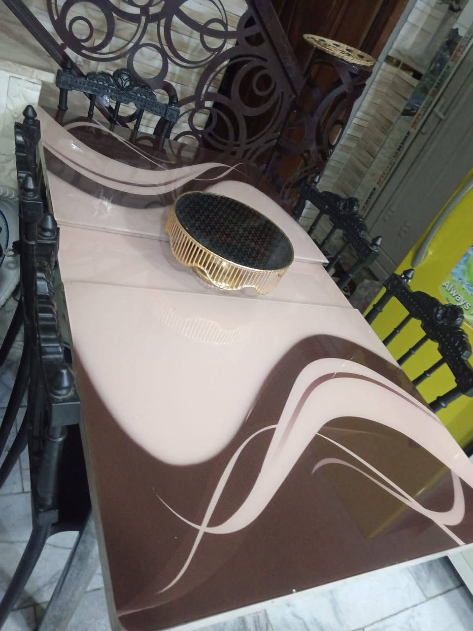 السلام عليكم ميز طعام كامل نضيف جداً مع الكراسي سعره ١٢٥ وبي مجال
***********
