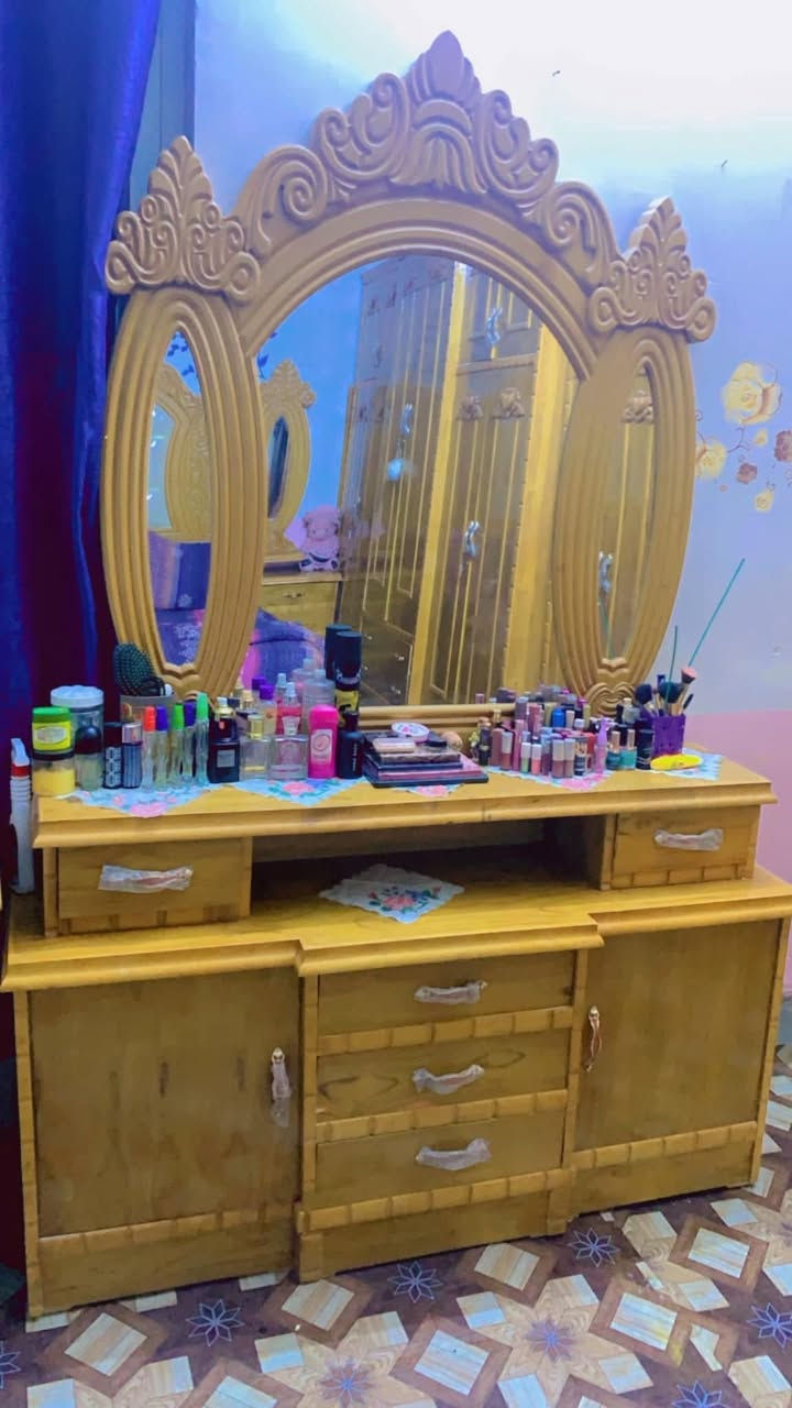 غرفة أخشاب صاج عراقي اصلي درجة اولي جديدة استخدام ٥ اشهر فقط للاستفسار ***********
