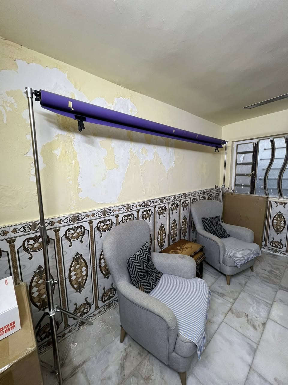 السلام عليكم خلفيات ابيض وبنفسجي 
٢٧٥ سنتم 
وستاندات مالتهم أخذتهن ب٣٣٠ الف جدد مامستعملات بيهن مجال بسيط مكاني بغداد الحريه 
***********
