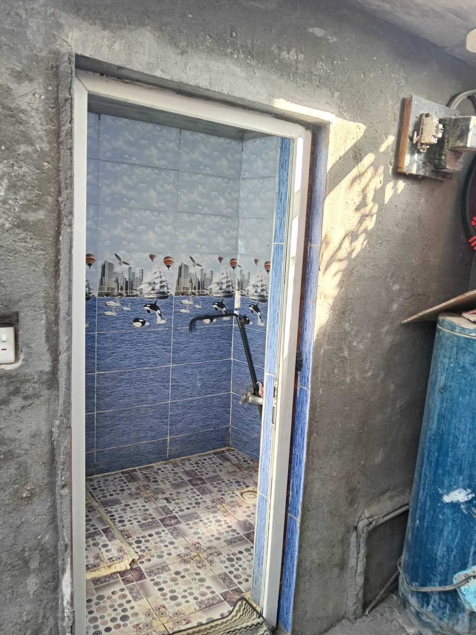 السلام عليكم ورحمة الله وبركاته من رخصت الأدمن بيت للبيع البناء ٢٠٢٣ طابوق كونكريت الارتفاع اعله بيت بالمنطقة المساحة ١٦٠ طابقين ٢غرف نوم وحده اسويت هول مطبخ استقبال صحيات داخل وخارج والطابق العلوي الموقع ابو خستاوي قرب مدرسة حمائم السلام يبعد عن طريق يا حسين ٢٠٠ متر عن شارع ١٠٠الجديد ٣٠٠  متر اصلاح زراعي بي وصل معاملة طابو باسمي السعر ٤٥ قابل للتفاوض الاستفسار أكثر *********** واتساب ايضن بي
