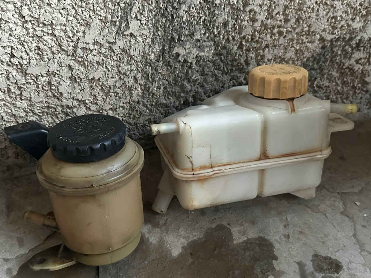 السلام عليكم 
غراض افيو للبيع
عقل وضفيرة
مجول
بنيد
قبق جنطة
باب يمنى خلف الصدر 
ودواخل كاملة
دبة دهن الكير +مال مي
***********
