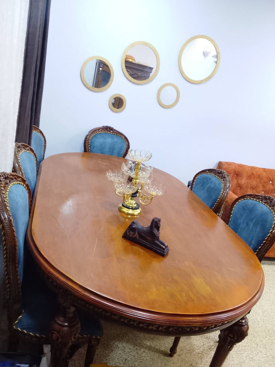 للبيع ميز طعام كبير صاج وخشب ثقيل حفر  زان مع
 6 كراسي من نفس الخشب  ،، نظيف جداً مابي اي عيب أو خلل
للأستسفسار الاتصال على رقم الموبايل 
***********
