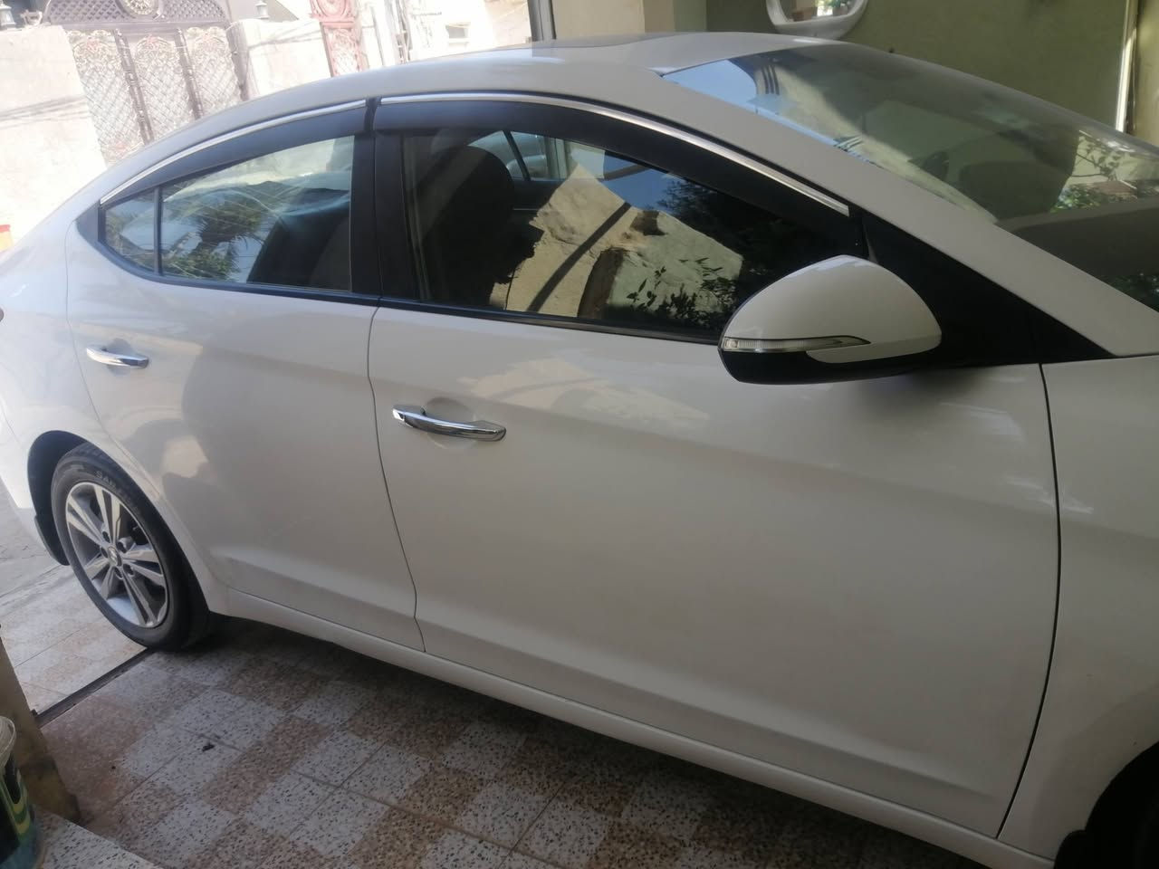 للبيع انترا 2018 خليجي بيهة بنيد مبدل  وبيهة شخط بل بابين بجهت الايمن مامفتوح بيهة دواخل  ***********
