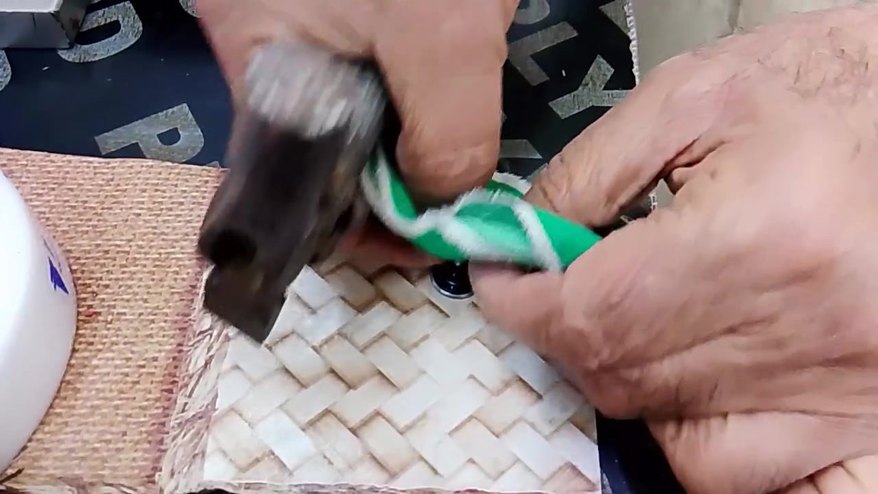قوبجات ستيل ايطالي غير مستعمل
بحدود 1300قوبجة 3 نقشات مختلفة 
نبيع الكل دفعة واحدة او مجموعات..
سهلة التركيب تصلح للكاوبوي للتنورات
للصداري للحمالات...للستائر
التواصل عالرقم ***********
الاتفاق عالسعر حسب الطلب..
غير متواجد عالانترنت....
