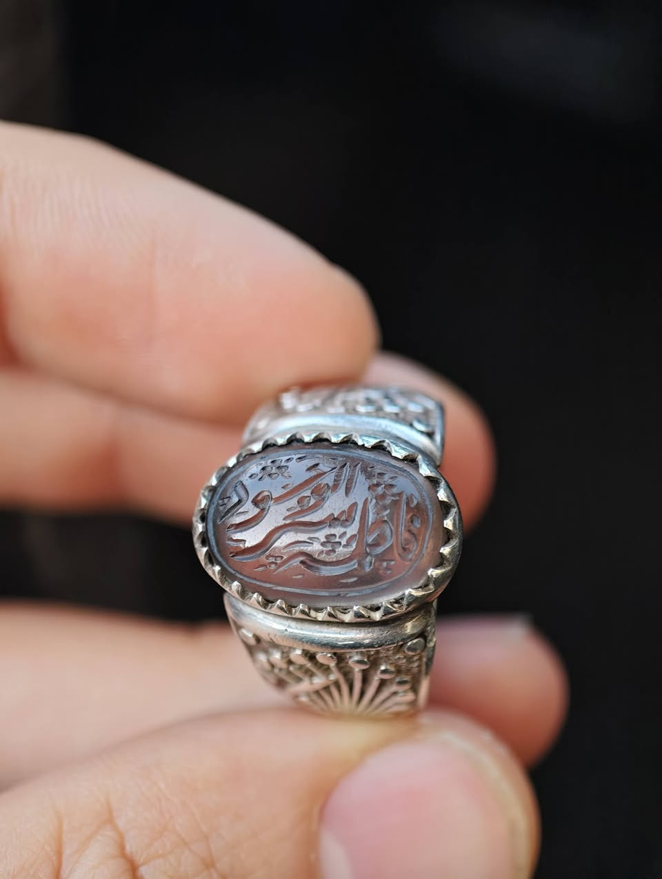 سلام عليكم
در نجف نفطي قديم جراخة قديمة 
مخطوط .. فاطمة سر الوجود 
در نجف اصلي بالذمة صياغه يدويه ثقيله


**إذا كنت صاحب هذا الإعلان وتريد حذفه لأي سبب، رجاءا أرسل رسالة إلى الدعم الفني**