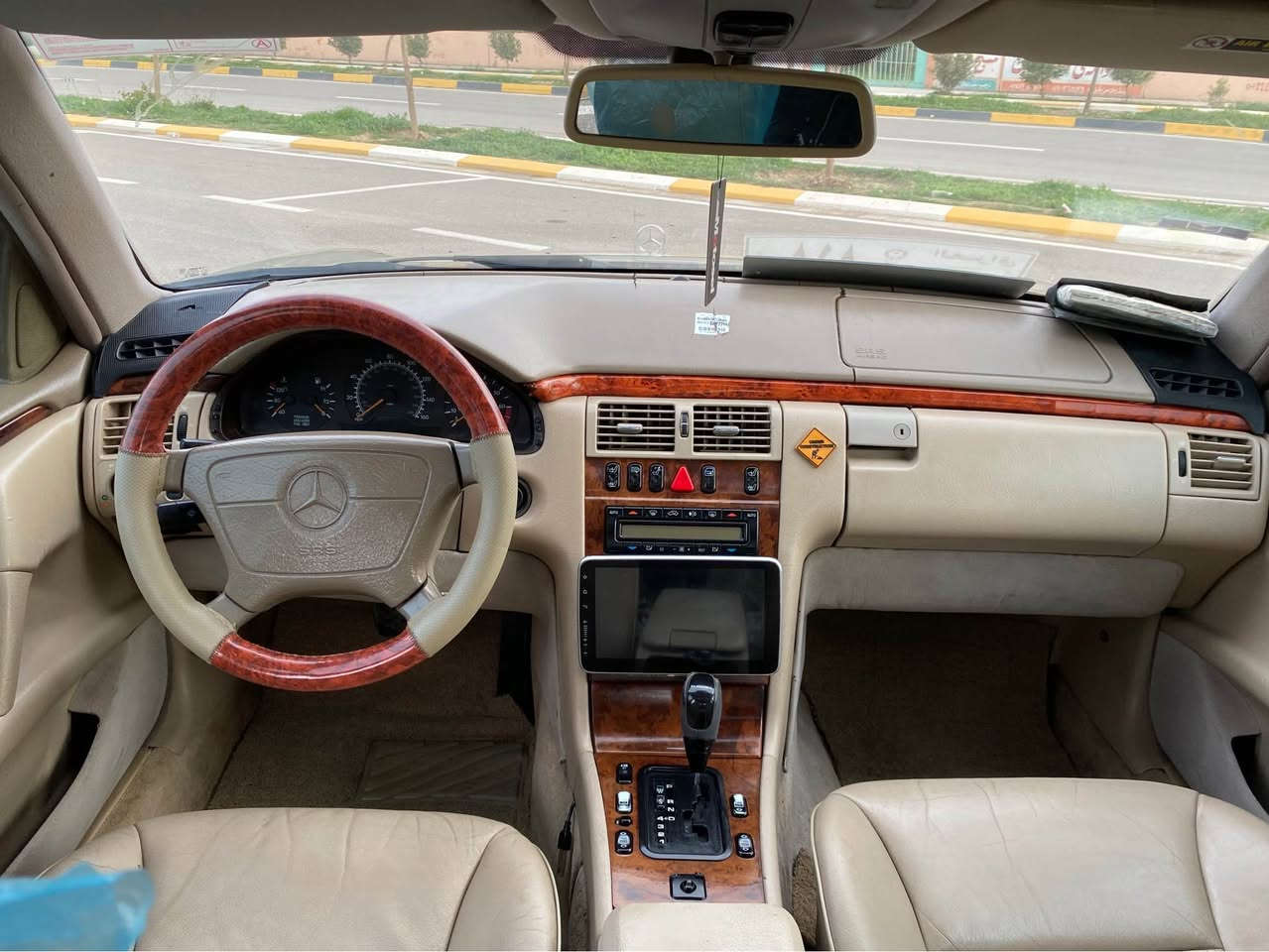 مارسيدس عفريت ساق. موديلي ١٩٩٩ فول مواسةفات مةكينةي شةش پستؤني فية مةرغوبة حيزام بوياخة لةسةر ساقي هةمو گياني بةشةرت  ناوزةردة جلدة سلايتة فول مواسةفات*********** كالار, السليمانية
