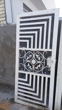 باب حديد قوي • للبيع