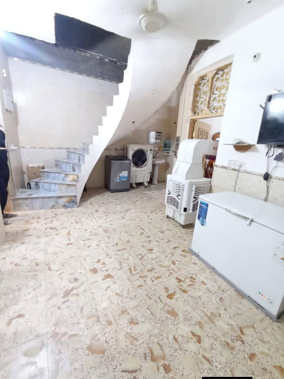 دار للبيع العنوان نادر الاولى قرب فرن صمون بركات ام البنين
المساحة 100م  سند 25طابقين
متكون من 3غرف نوم وصاله ومطبخ اومجمع صحيات داخلي وخارجي الطابق العلوي يحتاج فقط بورك ملبوخ سمنت السعر 100 للاستفسار الاتصال على الرقم ***********
