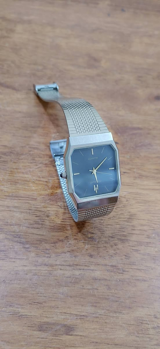 ساعه اصليه ياباني CREGAR
نظافه 97 بالميه شغال ع وضع الشركه 
لون ذهبي على برونزي 
السعر   75 الف  
للتواصل ***********
يوجد توصيل
