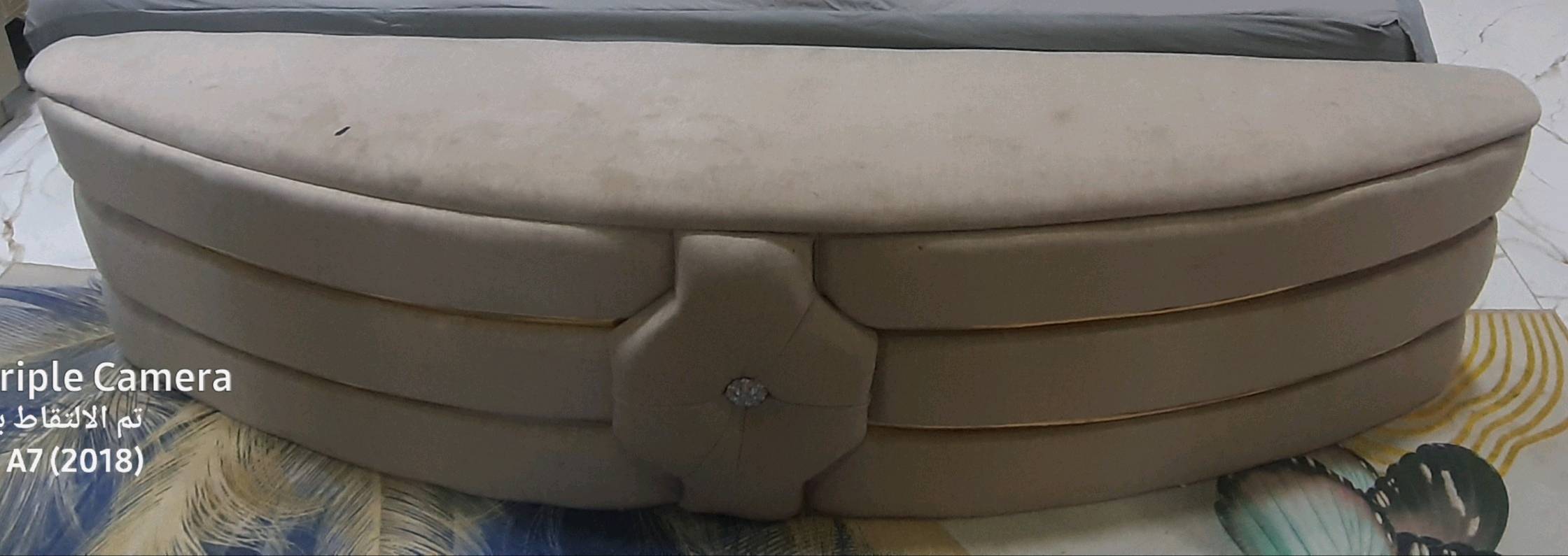 غرفة تركية متكونه من 6 قطع مستخدمه سنتين بعدها جديده ونضيفه  ونضافته 100/80غرفة ناعمه ولونها جميل مثل ما موضح يمكم بل صور وسعرها (مليون وربع) وبيها مجال حك الجيه وتدللون 
ومكاني البصر/5ميل 