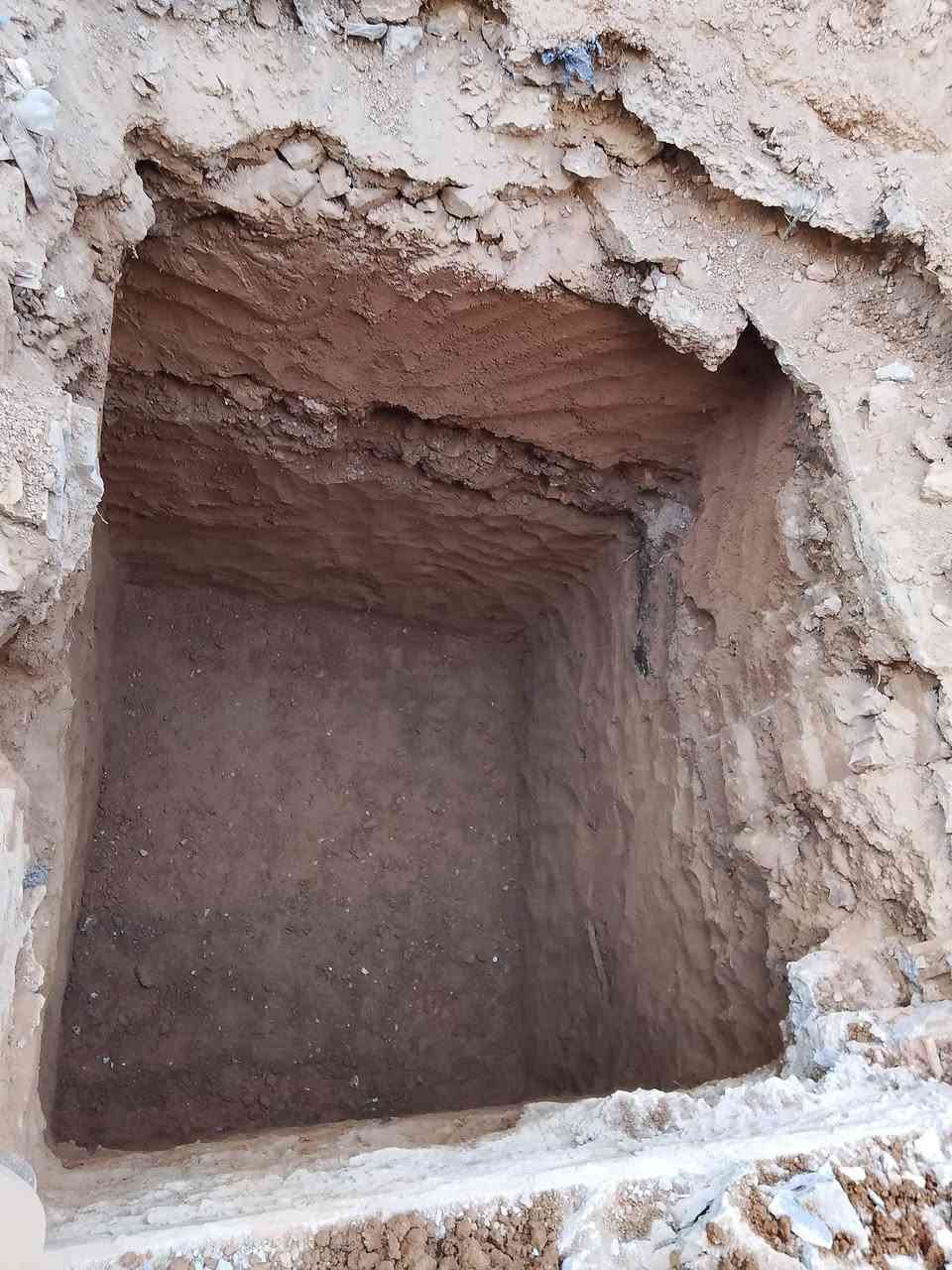 يوجد كادر تفليش بيوت وحفر خزانات احفر اساسات وتفليش حياطين وتواريتات وتصعيد جميع المواد وبناء وتنضيف طابوك الفتفسار رقم الهاتف ***********
