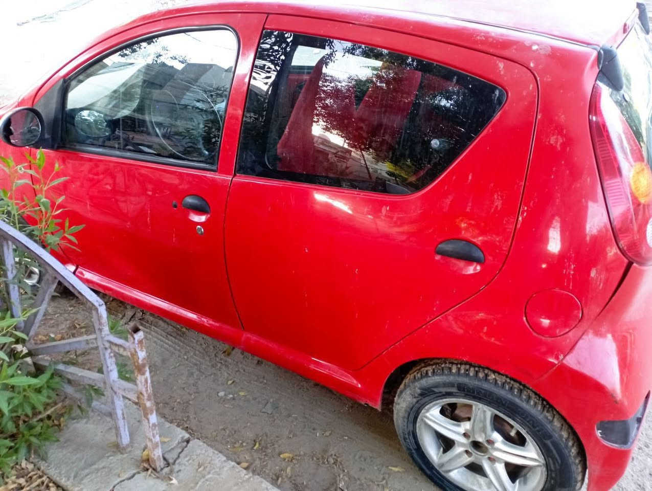 للبيع byd f0 موديل 2013 كير عادي السياره مكينه وكير زينات بس المكينه بيه شويه نضوح زيت من الاسفل الكير سليم التبريد شغال ممتاز دواخل نضيفه تخم اطارات نضيف حداديه نص عمر البدي من الخارج متوسط واضح بالصور بيه ضربه بالبجم من اول مااخذته والسياره مصلحه وجاهزه ومابيه مشاكل رقمه كربلاء ومكانه كربلاء 
باسم ولد ماعنده مشكله وجاهز للتحويل 
وشرط مباشرتا عقد مروري حتى تحول وتخلص اخوان ابيع هل الموجود رجاءا لان سعره مناسب الك يمي فقط تحويل الملكيه سعره ب 22 وبيه مجال بسيط بعد المعاينه 
***********
