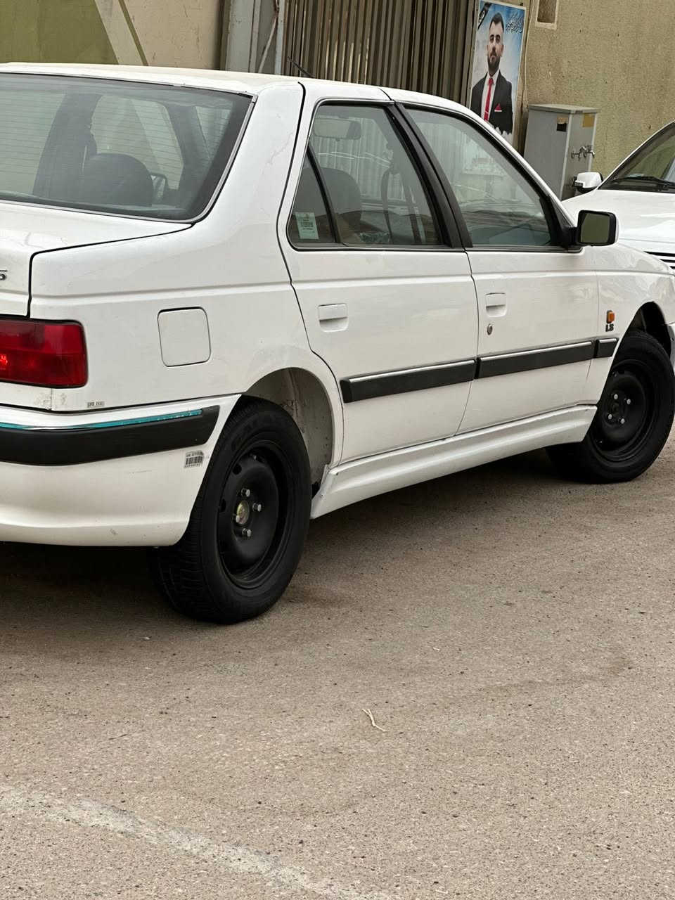 بيجو بارص 2015 للبيع
سياره مكفوله عدا شبر بارد بالجاملغ الامامي جهة السايق دوشمه نحله تخم تاير جديد سياره خير من الله ومثل ما موضح بالصور 

السعر ٥٨ وبيها مجال 

مكان السياره نجف 

رقم ***********
