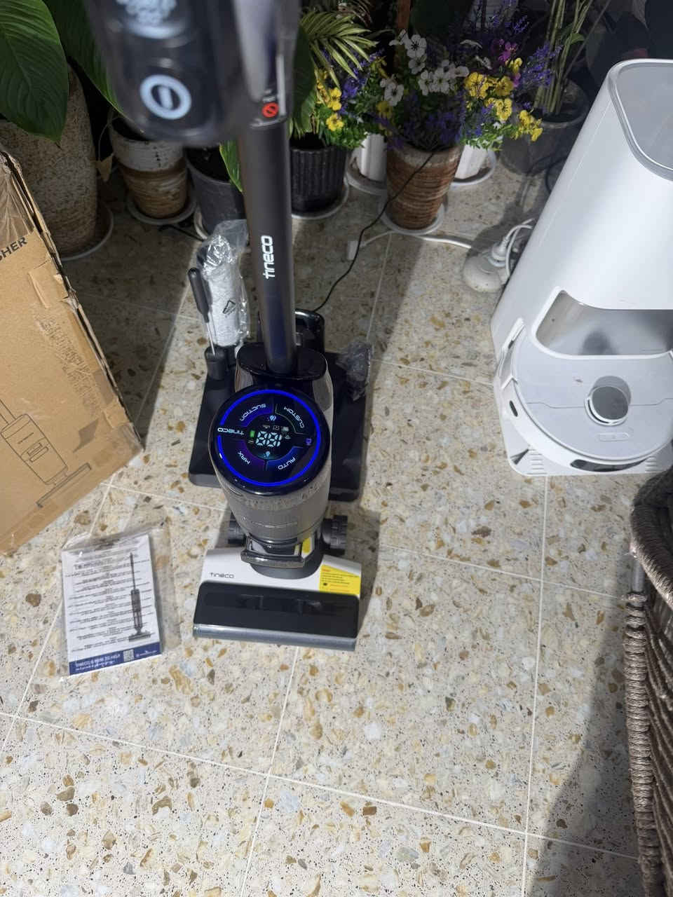 📣 للبيع: مكنسة غسيل وتنظيف الأرضيات الذكية واللاسلكية من Tineco ✨
إذا كنت تبحث عن النظافة المطلقة والراحة الذكية، فهذه الفرصة مثالية لك! مكنسة Tineco S7 Smart Cordless Floor Washer الممتازة في كنس ومسح الأرضيات في نفس الوقت.
📌 تفاصيل وحالة الجهاز:
 الحالة: ممتازة وشبه جديدة (كما هو واضح في الصور).
 الملحقات كاملة: تشمل قاعدة الشحن والتنظيف الذاتي، سلك الشحن، دليل الاستخدام، الفلتر، والفرشاة الإضافية (لا تزال في تغليفها الأصلي البلاستيكي).
 العلبة الأصلية: متوفرة وموجودة بحالة جيدة.
💡 أهم الميزات:
 2 في 1: تكنس وتمسح الأرضيات الرطبة والجافة في خطوة واحدة لتوفير الوقت والجهد.
 لاسلكية بالكامل: تمنحك حرية الحركة والتنقل في كل زوايا البيت دون تقييد بالأسلاك.
 تقنية ذكية: مكنسة ذكية تضمن لك توزيعاً مثالياً للمياه وقوة شفط ممتازة وفقاً لحاجة الأرضية.
 قاعدة التنظيف الذاتي: تقوم المكنسة بغسل فرشتها تلقائياً بعد الانتهاء لتكون جاهزة للاستخدام القادم دون عناء.


**إذا كنت صاحب هذا الإعلان وتريد حذفه لأي سبب، رجاءا أرسل رسالة إلى الدعم الفني**