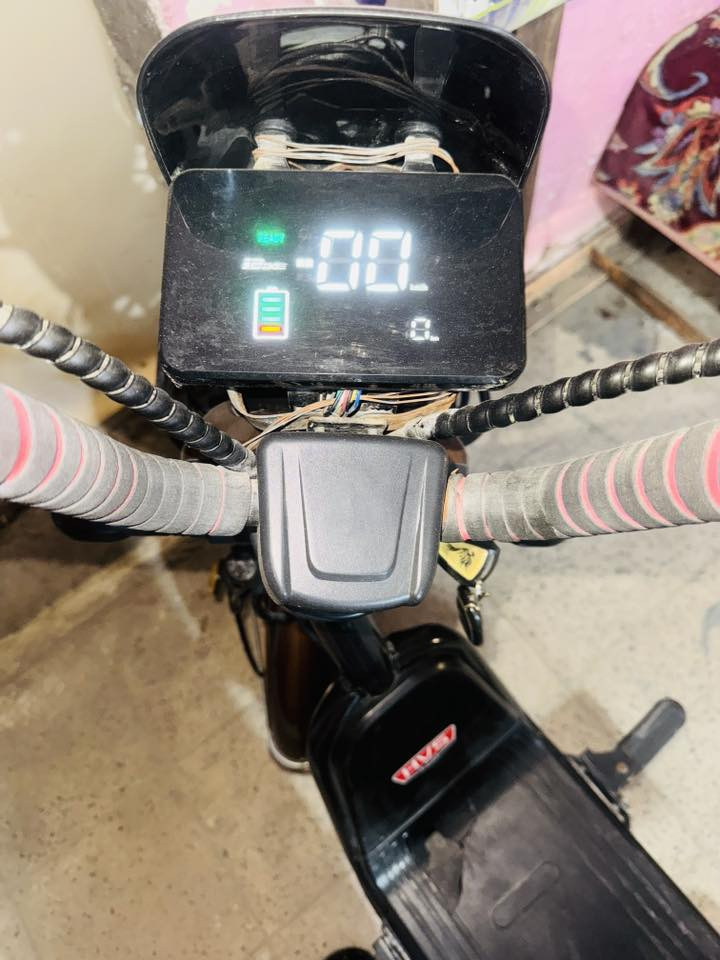 دراجة شحن HUS حجم 20  نضيفة جدا فقط البطارية نص عمر السعر 300 مراوس عادي بحجم اصغر
***********
