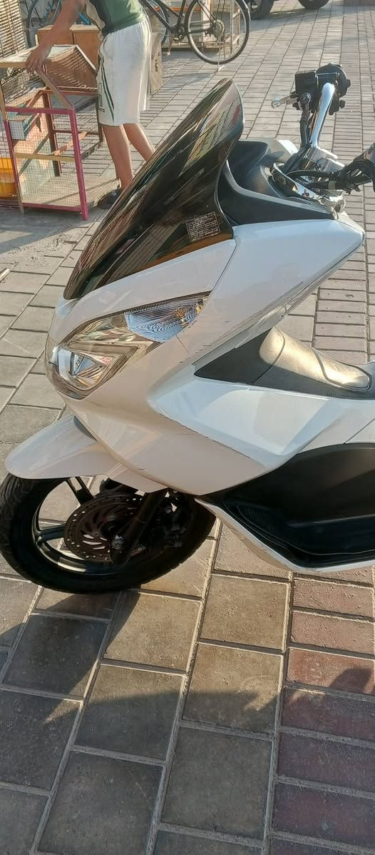 سلام عليكم PCX جيل الثانيjf
#ياباني_أصلي 
#كفاله_عامه 
#لاتبخير لاتنقيص شلعه معدل خير من الله 
#كفرات بلاديه الدراجه جديده بلاديه 
#برغي ممفتوح بيهه 
#حساسات كله شغاله حرف( A )
#السعر( 15ونص)وبيه مجال 
#بغداد االشعب
 #تصال  ***********
#وتساب موجود.نفس الرقم
