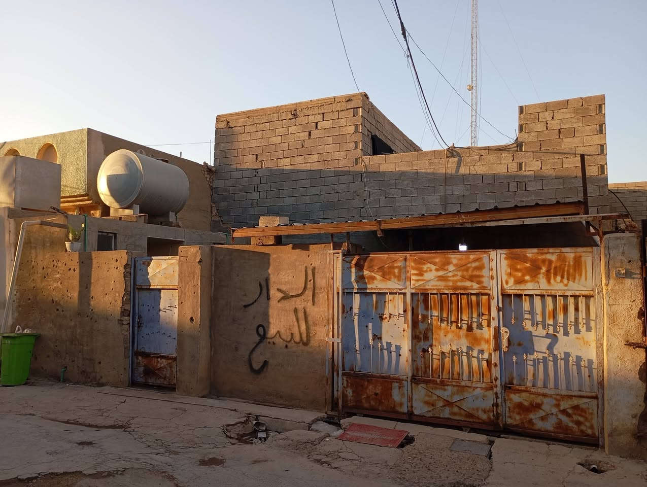 مساحة 400 متر ينقسم إلى بيتين
📍الرمادي /التأميم/30تموز/قرب سوق الشهداء ومجمع عضومي 
قريب على شارع السيراميك 
*البيت الاول 
مساحة الكلية 200 
بناء حديث طابوق مساحة 140 
طابق ونص (طابق ثاني نقص فقط بناء غرف)
يحتوي على 
*مجمع صحيات
*ديوانية 
*مطبخ +مطبخ حراري
*صاله 
*غرفتين 2
*حمام 
*مناور 2
طابق ثاني (حمام + مكان مصمم الغساله+ ومساحه لبناء غرفتين )
*البيت الثاني 
طابقين بناء قديم مساحة 200
يحتوي على :
*مجمع صحيات
*هول 
*ديوانية 
*غرفة 
*مطبخ 
*منور 
*مسلك
*غرفتين طابق ثاني 
#الشراي 
يكدر يجي ويشوف للأستفسار(‏‪***********‬‏)
