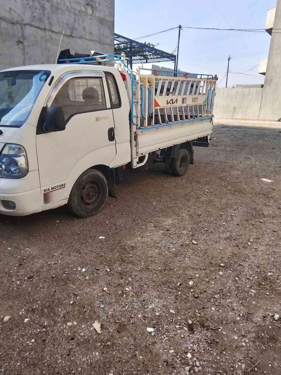 كية 2700 موديل 2010 مكفولة من ضربة وصبغ فقط دوسات مصلحة رقم كركوك انكليزي بس تروح تستلمة  وصولات مدفوعة كامل بل تحويل سنوية لل٢٨ شرط تحويل السعر ٩٨ بهة مجال قليل ***********
***********
