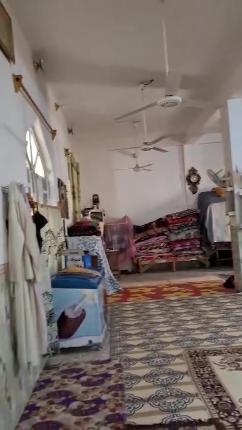 السلام عليكم ورحمة الله وبركاته
حسينية للبيع على طريق الزوار مقابل عمود 54
طابو زراعي سند 25
تحتوي على طابق ارضي مساحة  200 متر
القاعة الارضية 12x7
وغرفة 3x4 
وكراج 4x5
وحمامات عدد 8 
ومطبخ 3x10
وحمام 2 اضافي 
والطابق الثاني يحتوي 
على غرف 2
مساحة الغرفة الواحدة 4x9
تبعد عن الشارع 500 متر 
قرب سيد حسين ***********
المتولي ابو علي  ***********
صاحب الحسينية ***********

