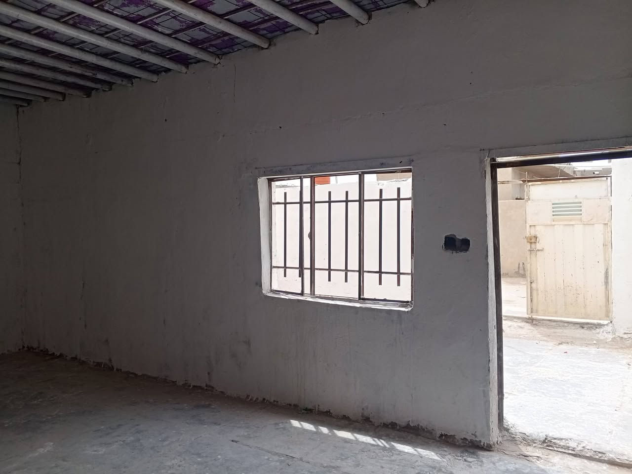 سلام عليكم عندي بيت مساحه 200متر في قرية بلاسم فيه كامل الخدمات ماء مجاري تبليط السعر 13وبيه مجال  الاستفسار على هاذا الرقم ***********
