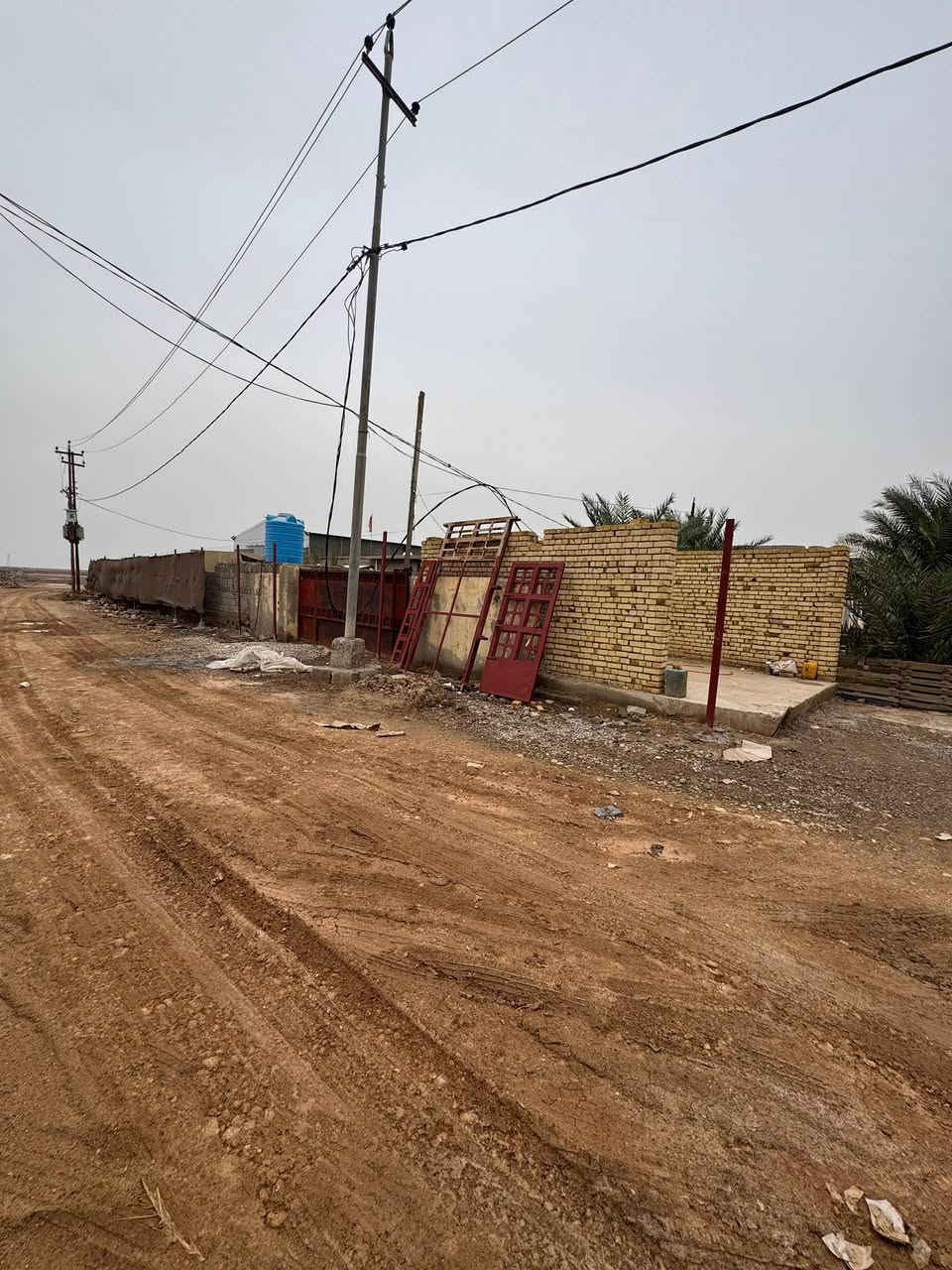 السلام عليكم ورحمة الله
للبيع
٥ دوانم  الواجه ١٠٠ متر
وبيه ٤ ابيوت سكنيه  معا ١٠٠ نخله نص النخل مثمر 
ماء، محوله كامله فقط مخصوص اله
السعر الكلي ١٤٠ 
العنوان كوت حي الحكيم قرب سيطرة كوت عماره
للأستفسار
***********
***********
