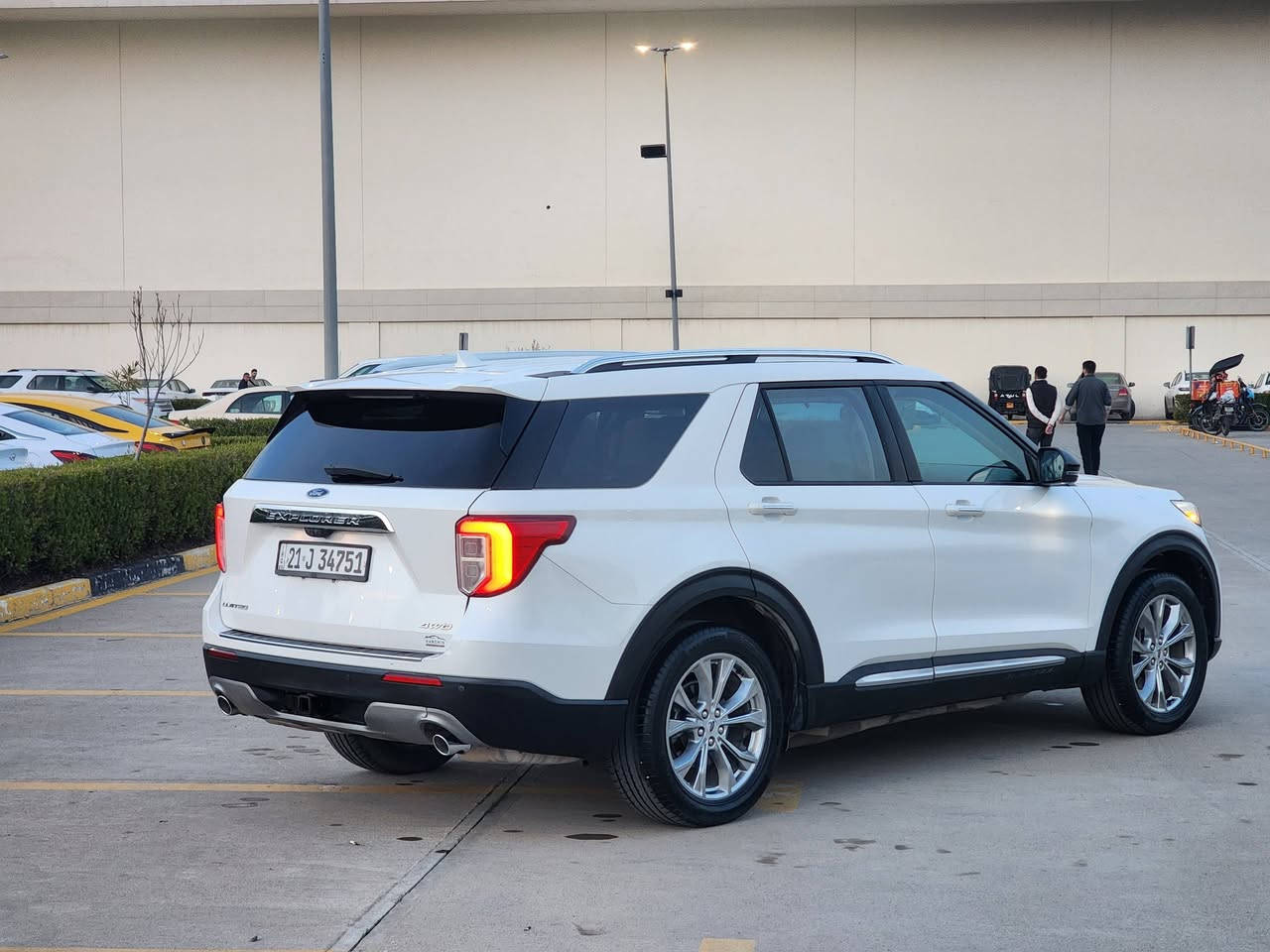 Ford explorer 2021 Limited
بەس فرۆشتن بێ گۆڕینەوە 
فول فول مواسەفات
5 کامێرا (360پلە) 
کامل رادار و حاسە
کوشن سارد و گەرم
كوشن غه سن
سوکان هیتەر
تەبرید مەرکەزی
پانۆراما 
ئۆتۆ ستارت ستۆپ
5 مۆدی لێخوڕین 
ئاوێنە کارەبا 
سێ ڕیز کوشن (VIP)
کوشن کارەبای 
خەتی جادە و سوکان ڤۆلیۆم 
مەکینە 2.3 تۆربۆ 4 پستۆن 
2 پەڵە بۆیاخی هەیە 
هەموو ئێرباگیەکانی تەقیوە 
 96.000کم ڕۆیشتووە 
شوێن سلێمانی 
 نرخ 230 کەمێک معامەلە 
  ***********
