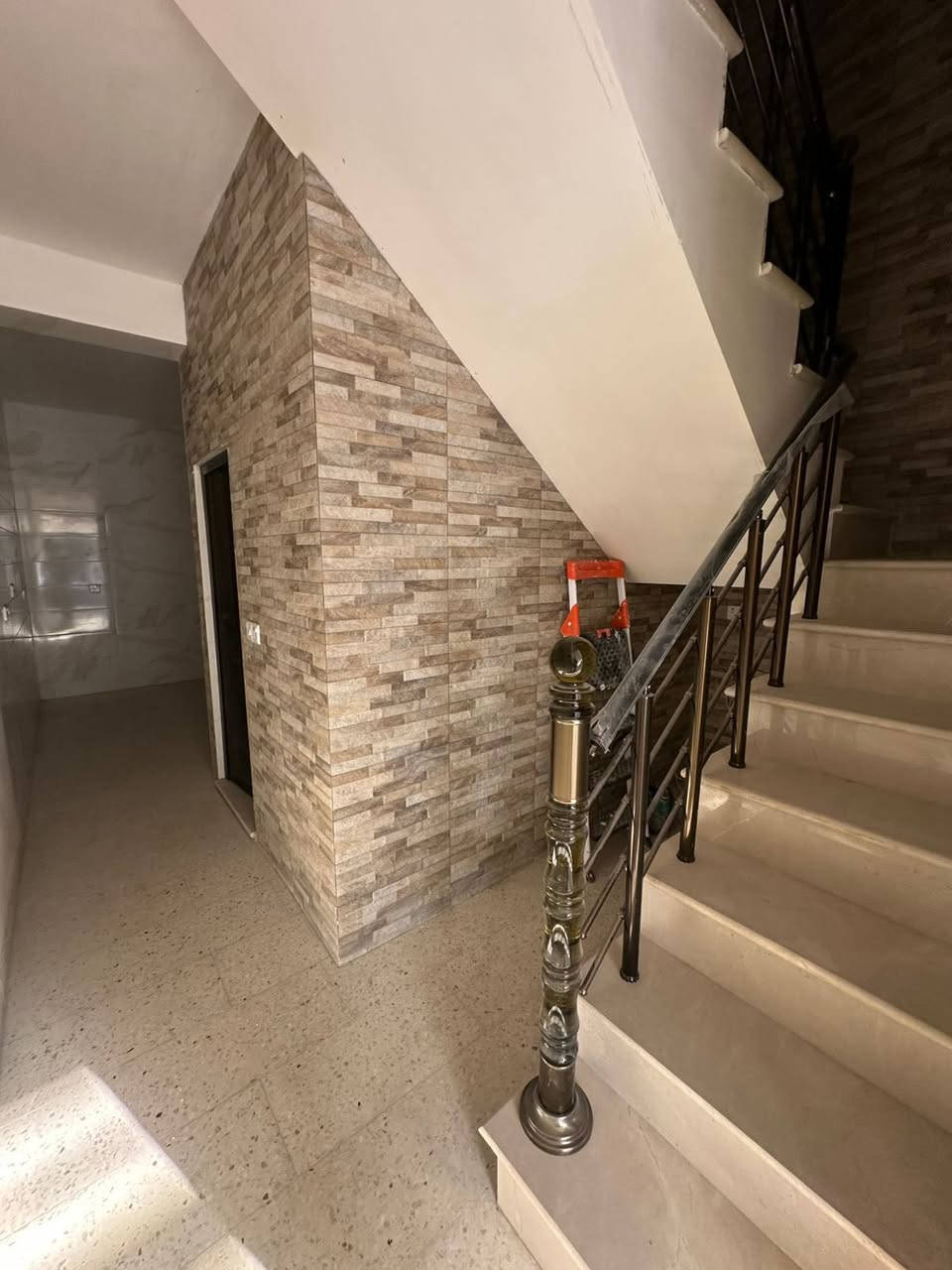 💎 للإيجار في السيدية 💎
📢 منشور رقم: ((611))
🏠 مكتب المتحدة للاستثمار العقاري
بيت ٥٠ متر للأيجار زيرو 
يتكون من:
• غرفتين نوم
• صالة
• مطبخ
• خدمات عدد ٢ 
💰 بدل الإيجار: ٩٠٠ الف 

📞للاستفسار:☎️ ***********
