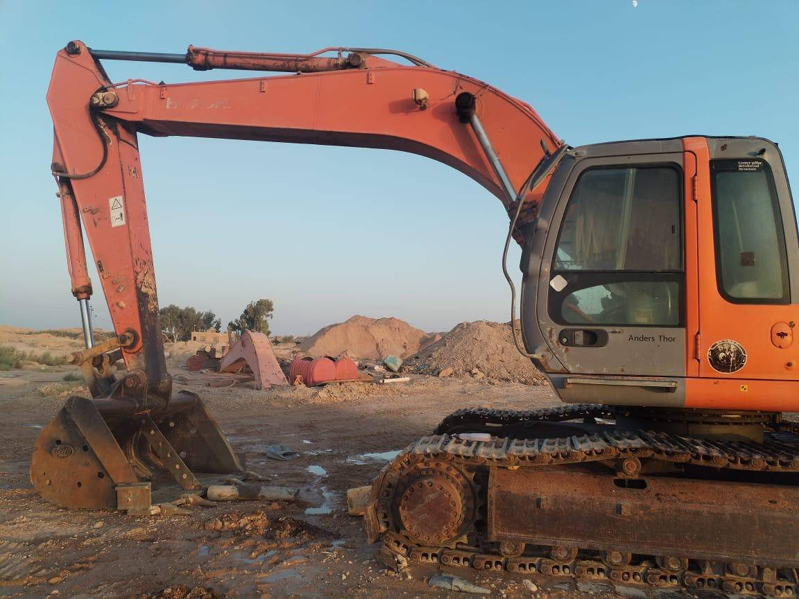 السلام عليكم حفاره هيتاشي حجم 280 موديل 2005 محرك مضخة بلادي الحفاره رقم واسط السعر265 ورقه وبيها مجال بسيط 
رقم الهاتف: ‭0781 693 2724‬
