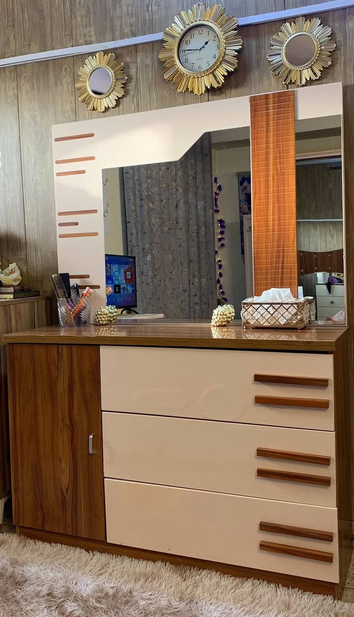 السلام عليكم غرفة نوم 7قطع وتخم 5قطع للبيع الغرفه سعرها 350والتخم 150 المكان بغداد السيديه شارع الضباط  هـ***********
