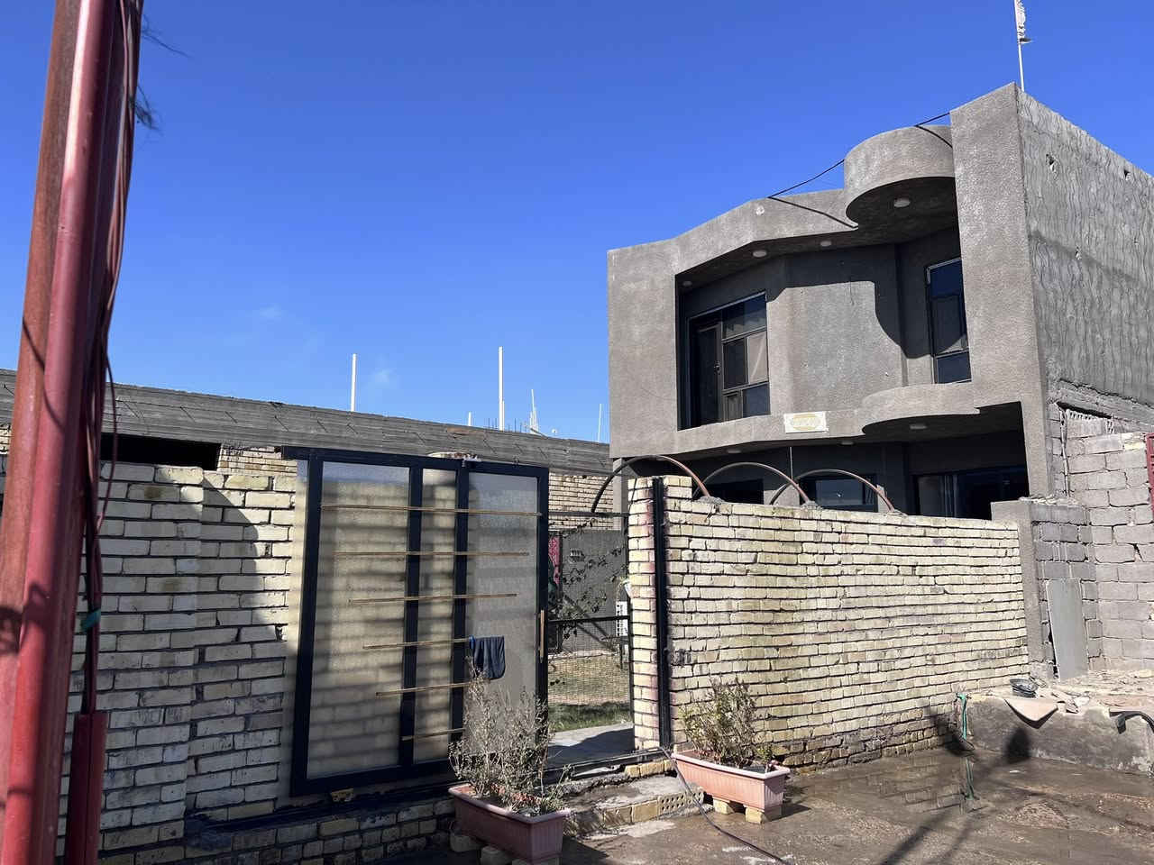 السلام عليكم
يتوفر دار سكني طابو زراعي سند 25 للبيع  مساحته 145م يحتوي على ثلاث غرف نوم وصالة واستقبال ومجموعه صحيه داخليه وخارجيه موقعه في المسيب / سيد ابراهيم - طريق خط النفط بناء حديث بلوك وصب السقف والأساس بناء درجه اولى متوفره كل الخدمات ماء وكهرباء وتبليط السعر المطلوب للبيع 77 مليون قابل للتفاوض للأستفسار الأتصال برقم *********** او مراسلة الصفحة
