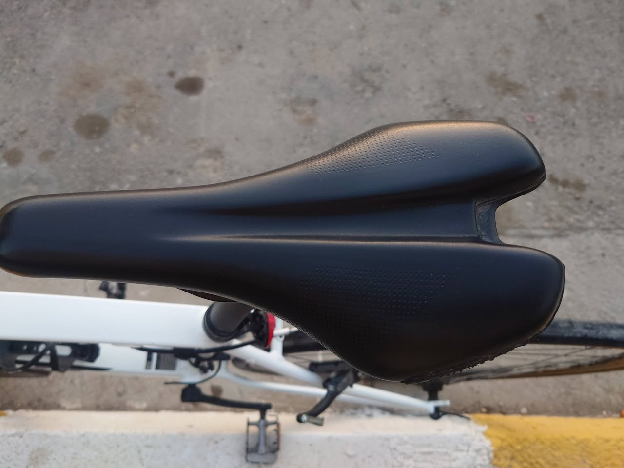 سلام عليكم
بايسكل جاينت GIANT RX  لوگو حديث 
 عكرب التوس (9)نمر
ناقل (micro shift (2
خفيف وسَلس
ويالة Giant 
تاير خلفي Giant 
تاير امامي kenda كندا
وايرات دفن 
ضوة ياباني ماركة CATEYE باتريات
بايسكل نضافه 99/100 
الويل الامامي بي خيط عواج ممأثر
باقي الأمور واضحة بل صور
المكان بغداد الجديدة 
.
السعر (200 الف)نهايتة
للتواصل واتس ***********
