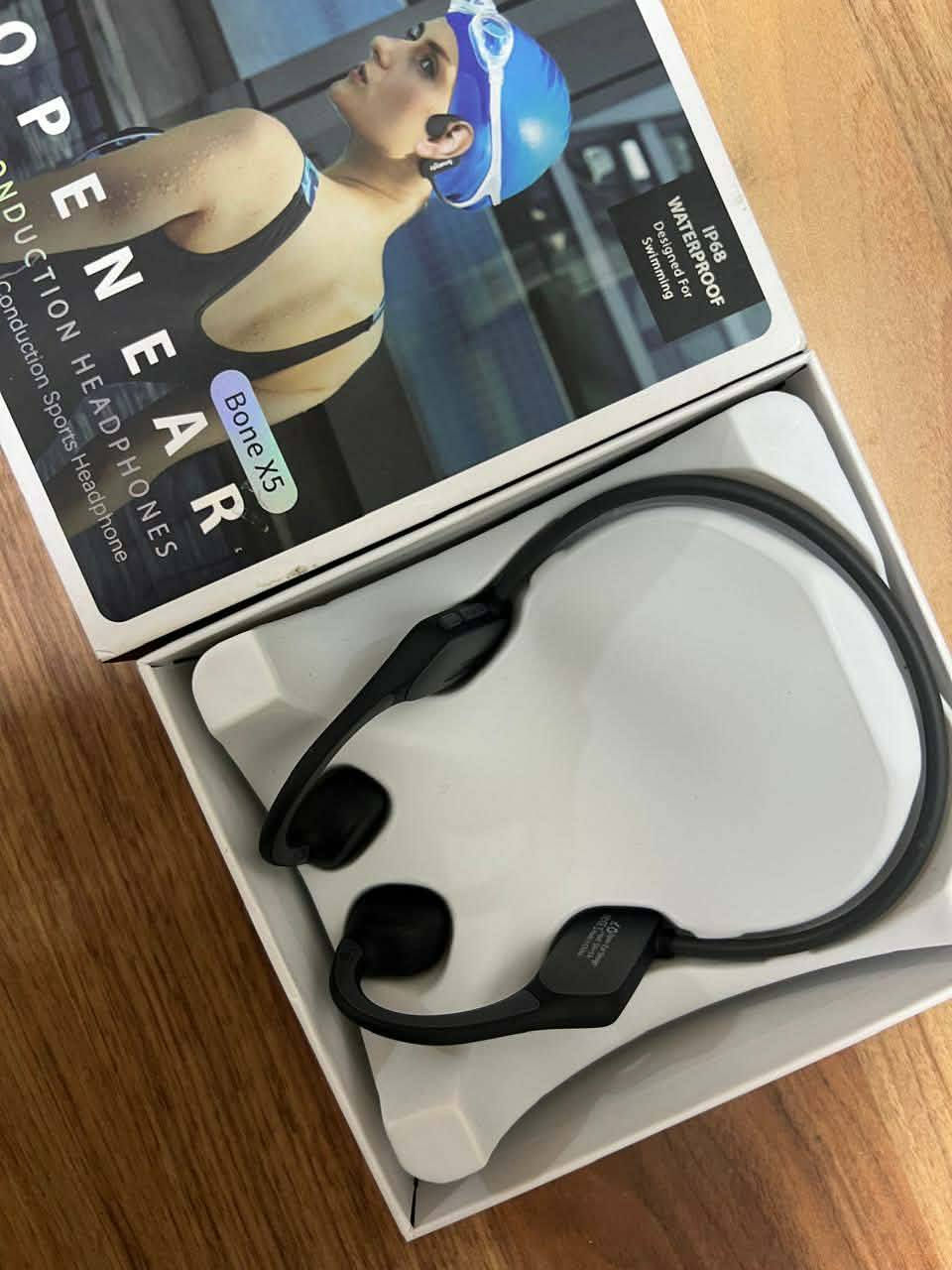 سماعات رياضية  ((١٥)) والتوصيل مجاني  اخر  قطعه  عندي 
*سماعات الأذن بالتوصيل العظمي (Bone Conduction Headphones)* من نوع *OPENEAR Bone X5*، ومواصفاتها الرئيسية هي:

1. *نوع السماعة*: سماعة توصيل عظمي (Bone Conduction).
2. *العلامة التجارية*: Smalody.
3. *الموديل*: Bone X5.
4. *مقاومة الماء*: IP68 (مقاومة للماء والغبار، مناسبة للسباحة).
5. *الاستخدام*: مصممة للاستخدام الرياضي والسباحة.
6. *طريقة الارتداء*: تُحيط بالرقبة وتوصل الصوت عبر العظام إلى الأذن الداخلية دون إدخالها في الأذن.
7. *الخصائص*: مناسبة للتمرينات الرياضية والسباحة، وتسمح بسماع الأصوات المحيطة.


**إذا كنت صاحب هذا الإعلان وتريد حذفه لأي سبب، رجاءا أرسل رسالة إلى الدعم الفني**