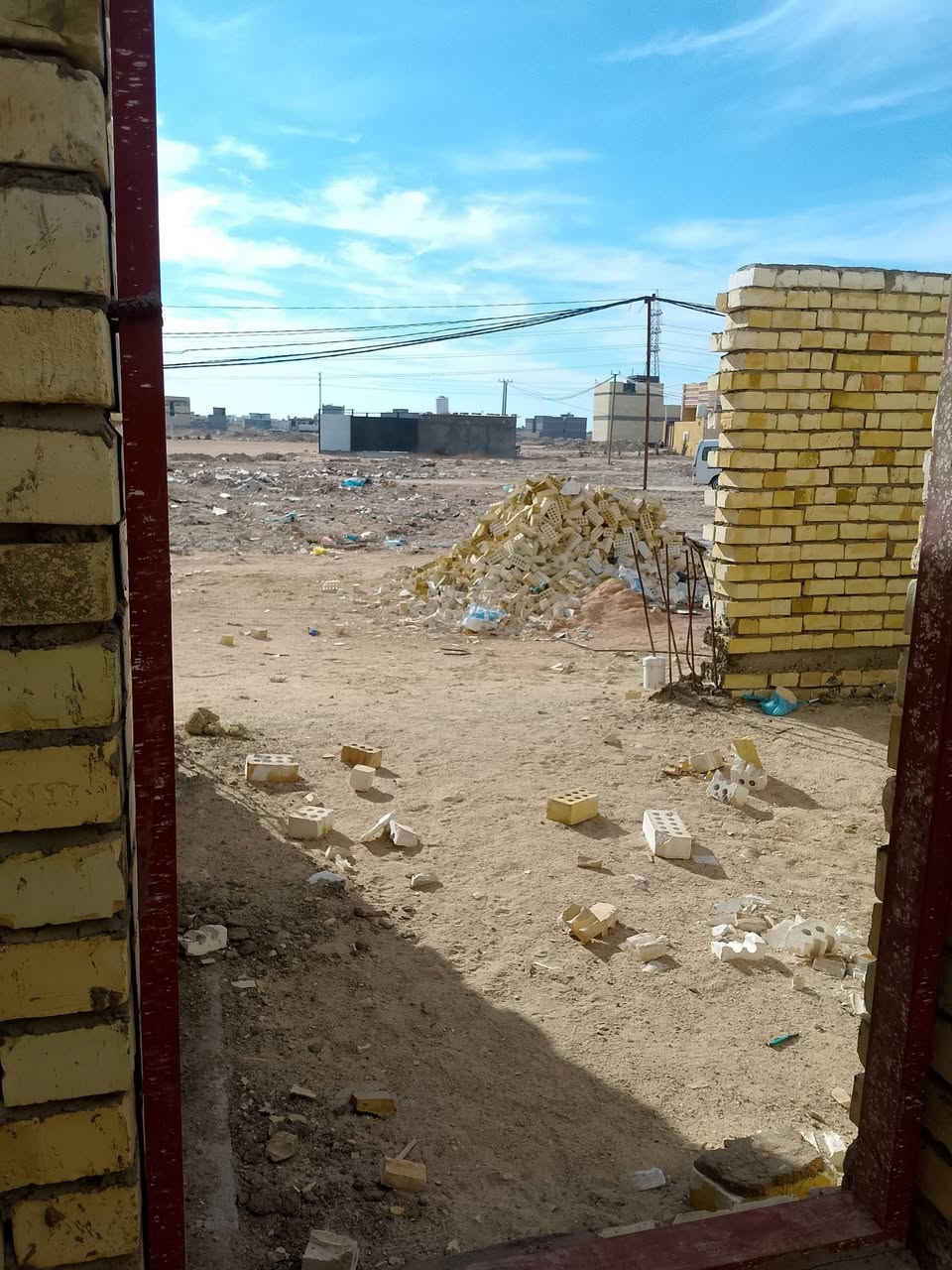 السلام عليكم ورحمة الله وبركاته 
اخوان اقرة المنشور قبل الاتصال بيت هيكل طابق واحد مساحة 150 متر واجة 7 ونص بدون سكف علماً انا البيت بناء طابوق جمهوري وصب مسلح وكل تصوير بناء عندي موجود موقع البيت كربلاء ع ساحة ومدرسة ومستوصف اربعه شارع 15 + 6 امتار تشجير موقع تجاري شارع قرب مجمع الغدير في المربع الاول المنطقة كله بناء حديث وخدمات كاملة للاستفسار اكثر الاتصال على الرقم الخاص مغلق 
***********
