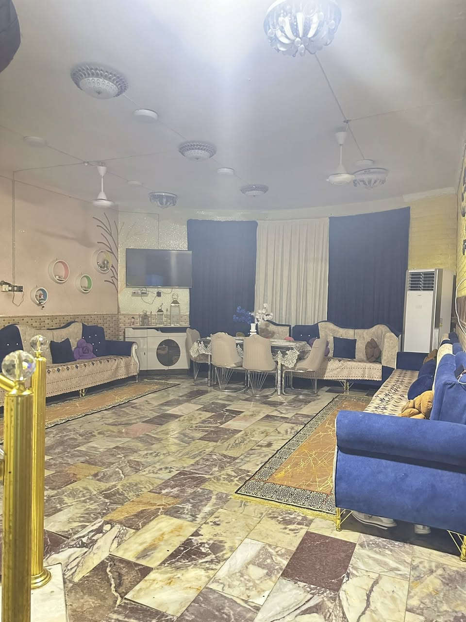 بيت للبيع 

المساحة : 200 م 
الواجهة : 10 
النزال : 20 

العنوان : الجمعية قرب جامع طالب شيال 

طابقين  الطابق الاول يحتوي على - كراج - حمام داخلي وخارجي وصحيات - غرفه - استقبال - ومطبخ - وصاله كبيره 

الطابق الثاني يحتوي على صاله - وغرفتين 

وسطحين 

للتواصل والاستفسار : ***********
او خاص
