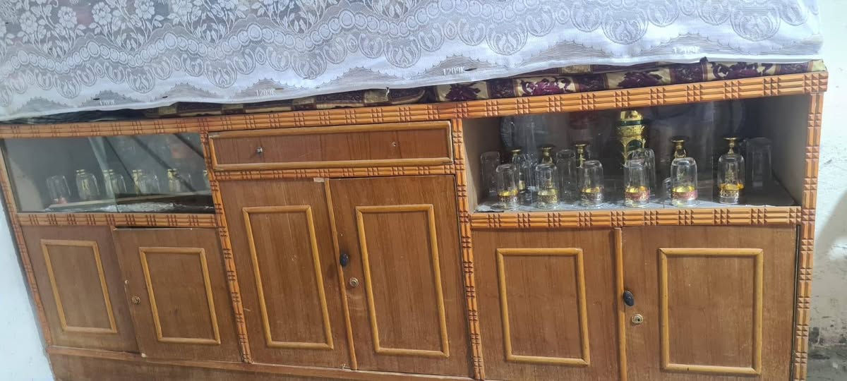 كنتو مع ميز وبوفية 600 وبيهة مجال للطيبين العنوان البصرة للتواصل علة الرقم ***********

