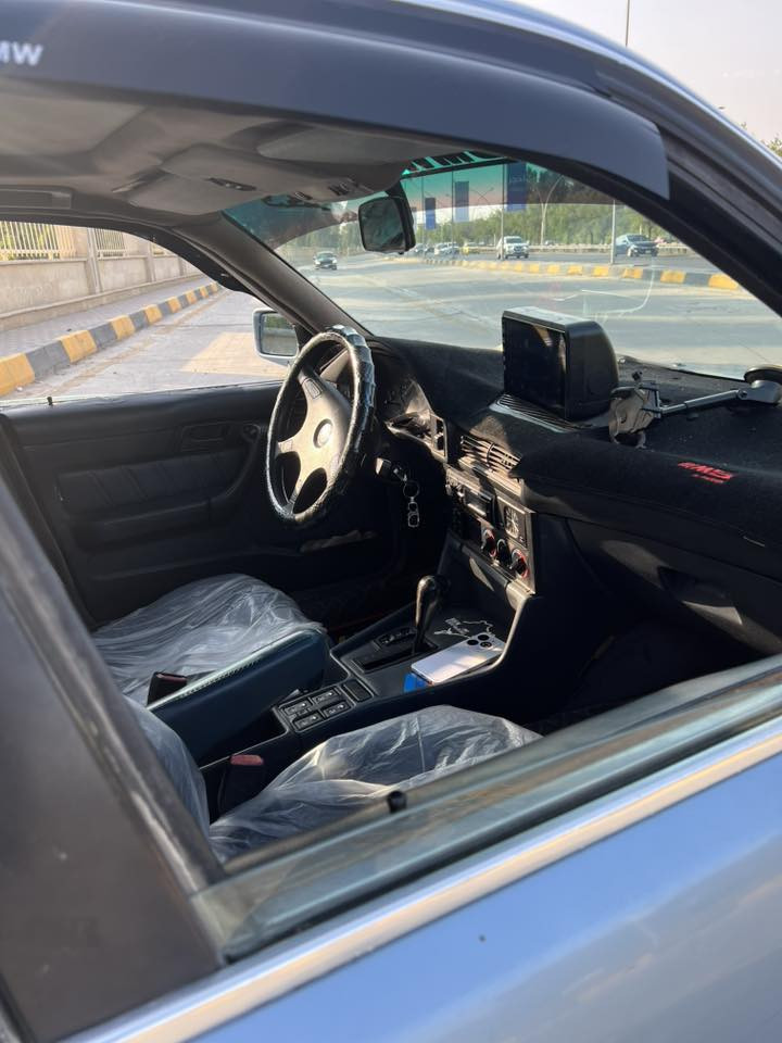 بي إم 525 
سنويه ابسمي 
29/11/22
صبغ عام جماليه 
حادث مابيها 
فتحه سقف 
كير اوتو 
تبريد تدفئه شغال 
كير او محرك شرط 
كاربون 
سنتر لوك 
***********
السعر (58)
