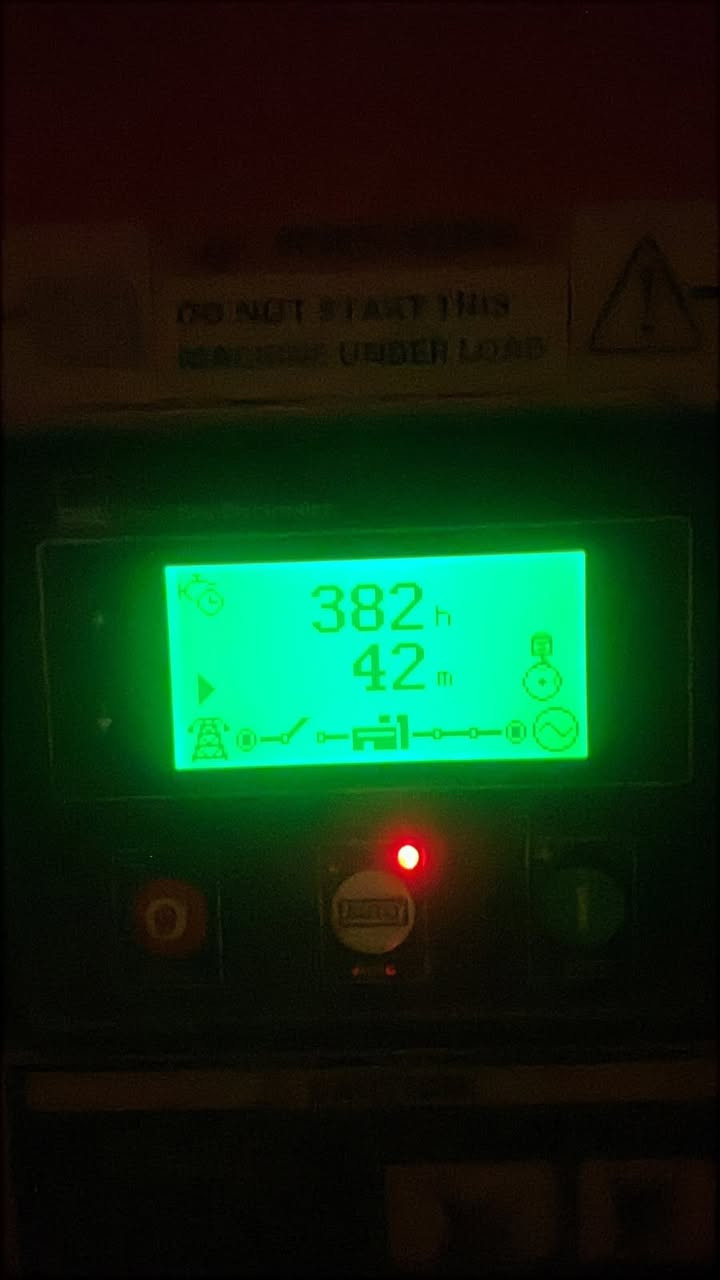 السلام عليكم مولدة اسوزا 80 kv ستعمال قليل جداً 
للبيع مشتغلة 384 ساعه كما موضح بالصورة 
مع التانكي … للتواصل الاتصال / ***********
