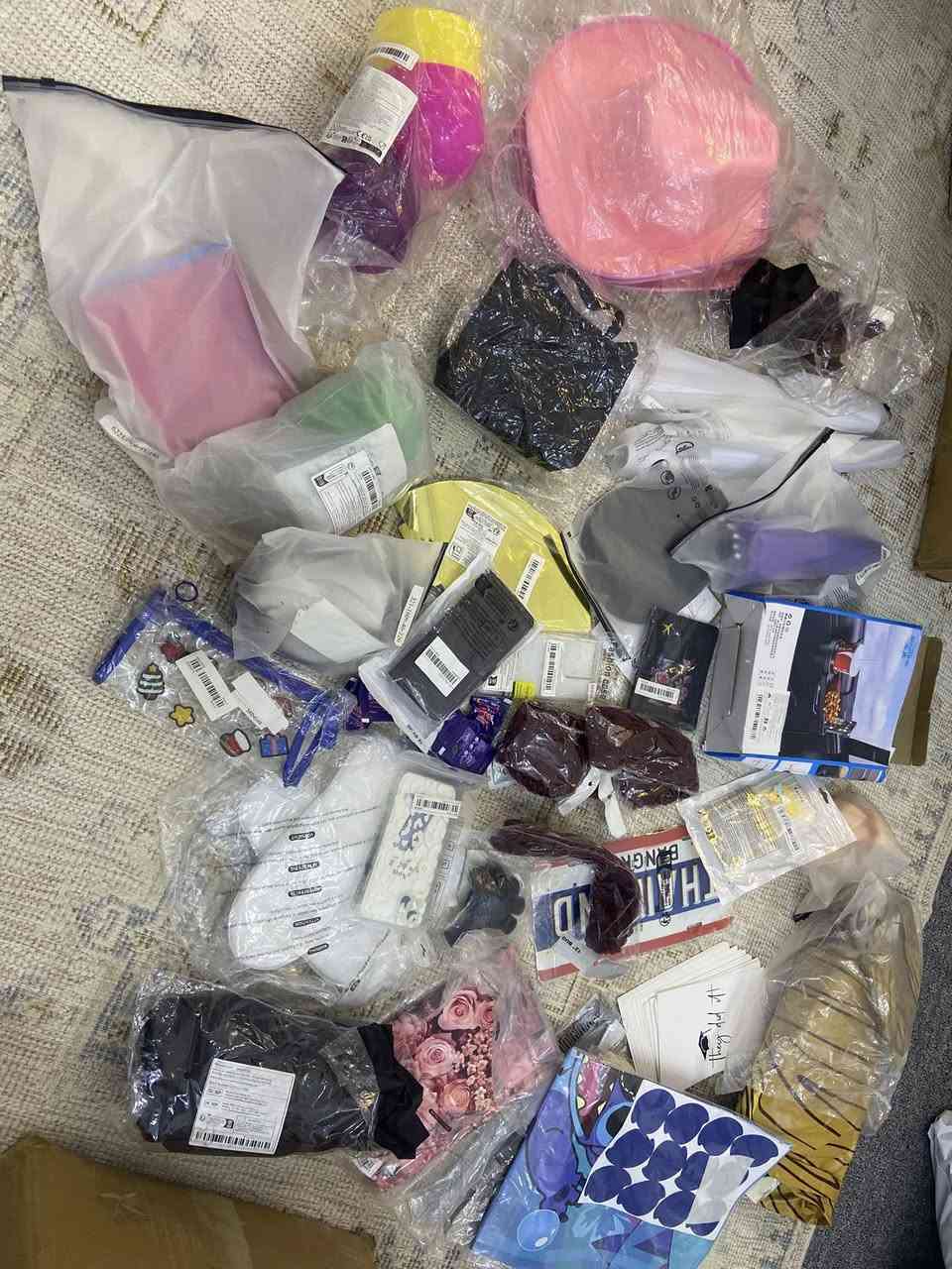 السلام عليكم 
شلعات المفروشات ب ٢٥ 
والمنزلي خلي سعرك واخذ 
واذا تاخذهن كلهن اخليهن بكارتون واحد وتوصيل واحد  
اغلب الاكياس بس اكثر من قطعتين لان من صفيت جمعتهم  بيهم هواي قطع قويه  بيهم جنط بيهم نواعم بيهم كفرات بيهم وجوه كوشات بيهم لاسق اسطح الرولات مو لوحات لاسقات هذني  خلي سعرك عليهم وبالعافيه


**إذا كنت صاحب هذا الإعلان وتريد حذفه لأي سبب، رجاءا أرسل رسالة إلى الدعم الفني**