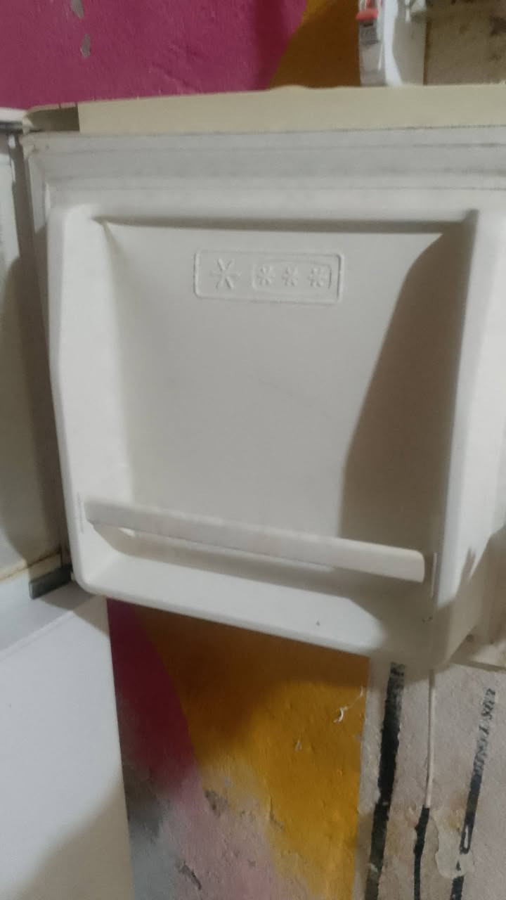 السلام عليكم عندي ثلاجه للبيع ثلاجه تبريده كلش حلو ومابيه اخياس  ونضيفه قدم 12 اريده 175 وبيه مجاي لللشراي *********** للاتصال او اي استفسار
