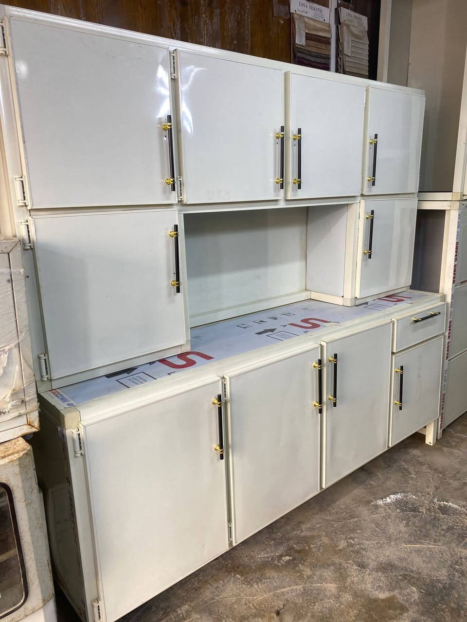 تخفيضات 
كاونتر جديد قياس مترين مع سنك مرمر متر وربع السعر 290 فقط
موقعنا شهربان مجاور البريد قرب جمعية جنة شهربان ***********
