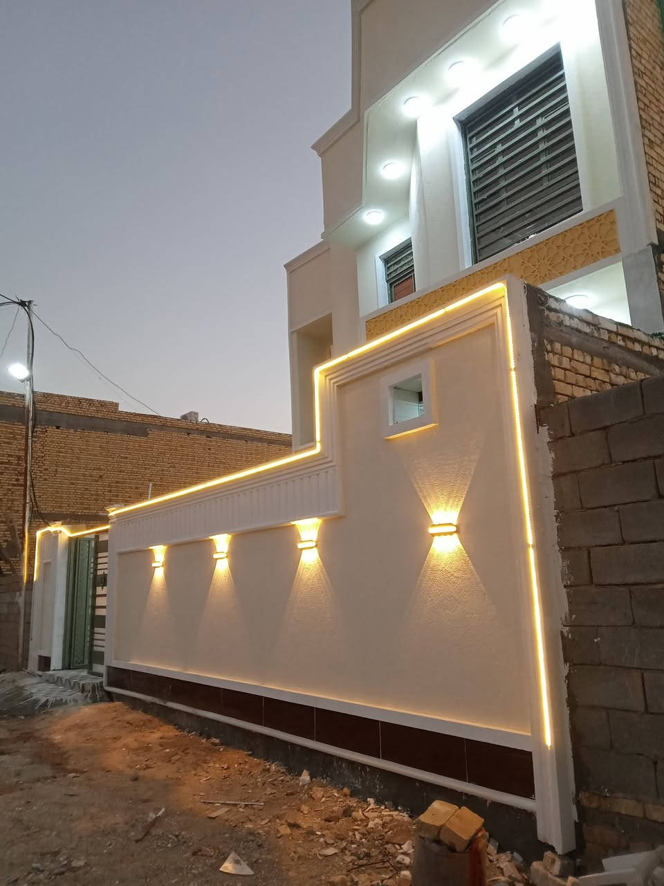 بيت زراعي مساحه 200متر بناء حديث طابوق كونكريت طابقين يتكون استقبال وهول ومطبخ واربع غرف وصحيات داخليه وخارجيه المنطقه مخدومه كهرباء مجاري ماء بناء سنه 26 بي وصل تمليك من البلديه السعر 120بي مجال للستفسار وات ساب او اتصال ***********
