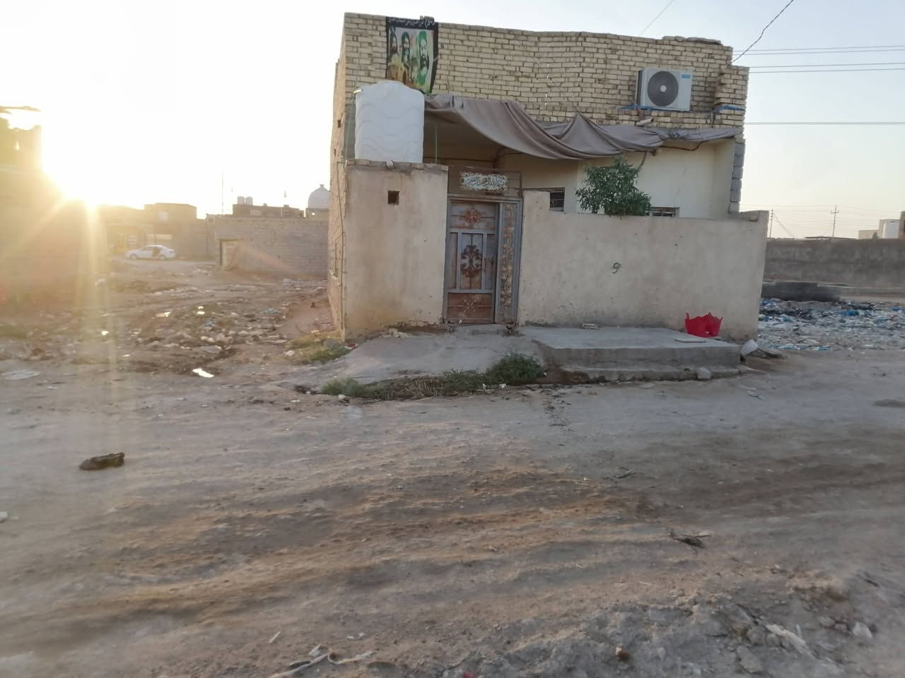 بيت للبيع مساحته ١٤٠ متر في غرفتين وصاله ومطبخ وديون منور حمام داخلي تواليت خارجي بيت مرتب سعره ٦٥ بي مجال غريب ع شارع السايدين رقم الهاتف *********** بي واتساب
