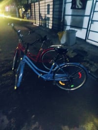 عندي بايسكل حلو ونضيف الون. احمر مكينه..عميه محور. من عكرب. العميه باي...