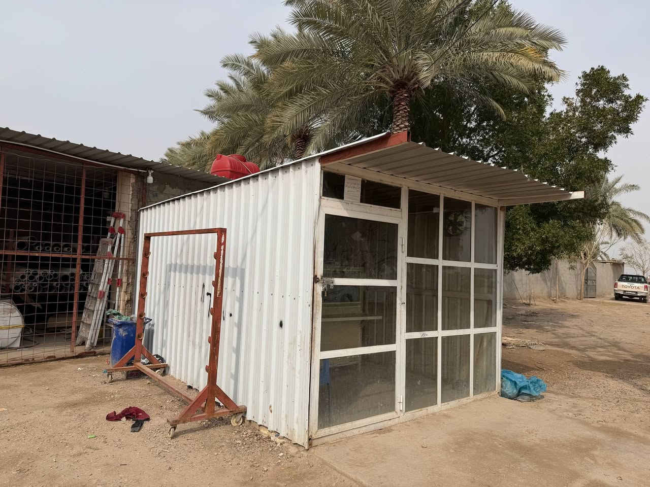 السلام عليكم
اخوان كرفان 5×3 جينكو مع غراض كافتيريا للبيع 
الأغراض 
2 قنينة غاز 
1شواية همبركر
1براد كبير 
مثرامة يدوية مال مطاعم 
سنكي 
تانكي 500 لتر
2 مروحه جدارية 
مغسلة 
جام خانه 2.5 متر 
طباخ مع ثنين طاوات 
مفرغة المنيوم متر ونص 
السعر : ***********
