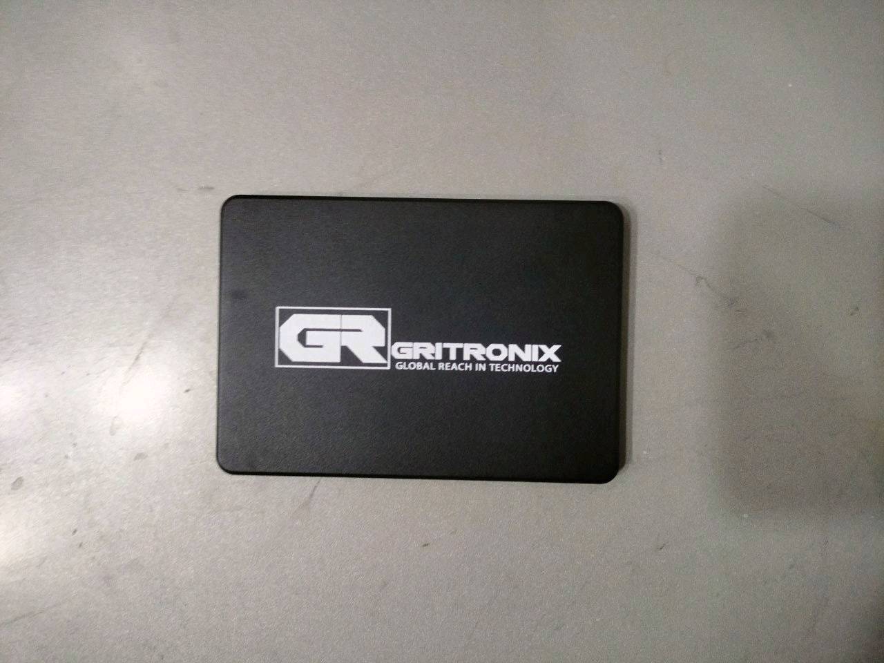 ذاكرة ssd حجم 256 GB سرعة 6GB/s مستعمل اخو الجديد مابي و لا خدش السعر15 الف قفل و التوصيل كافة انحاء بغداد ب 5 الاف.