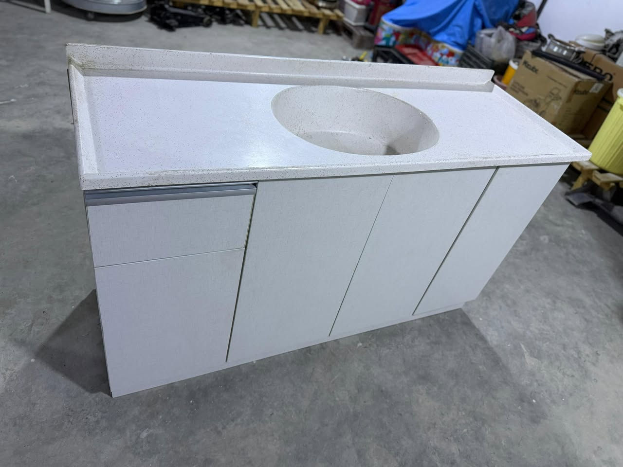 کەوەنتەری داری mdf
زۆر کەم بەکار هاتووە تەنانەت شوختیشی نیە 
٧٥٠ هەزاری پئ دراوە 
بای ٤٥٠ هەزارە لۆک لۆک 
٣ مەتر بە مەتر و نیو سنگەکەی 
لە چەمچەمال 
***********+فایبر +وتس ئاب

***********
Vip
